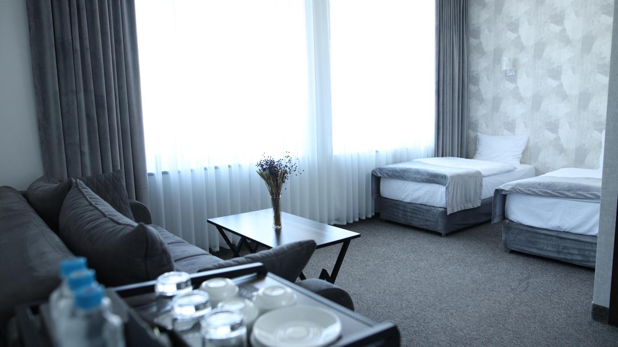 Bmg Hotel By Grigoryans Group 고리스 외부 사진