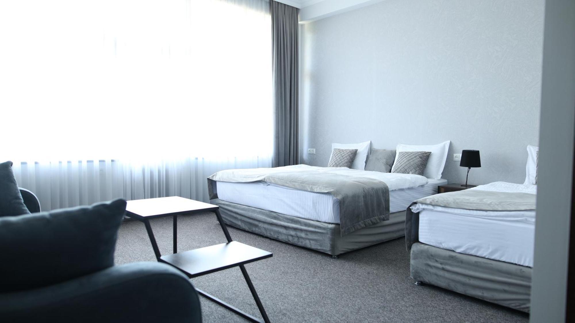 Bmg Hotel By Grigoryans Group 고리스 외부 사진